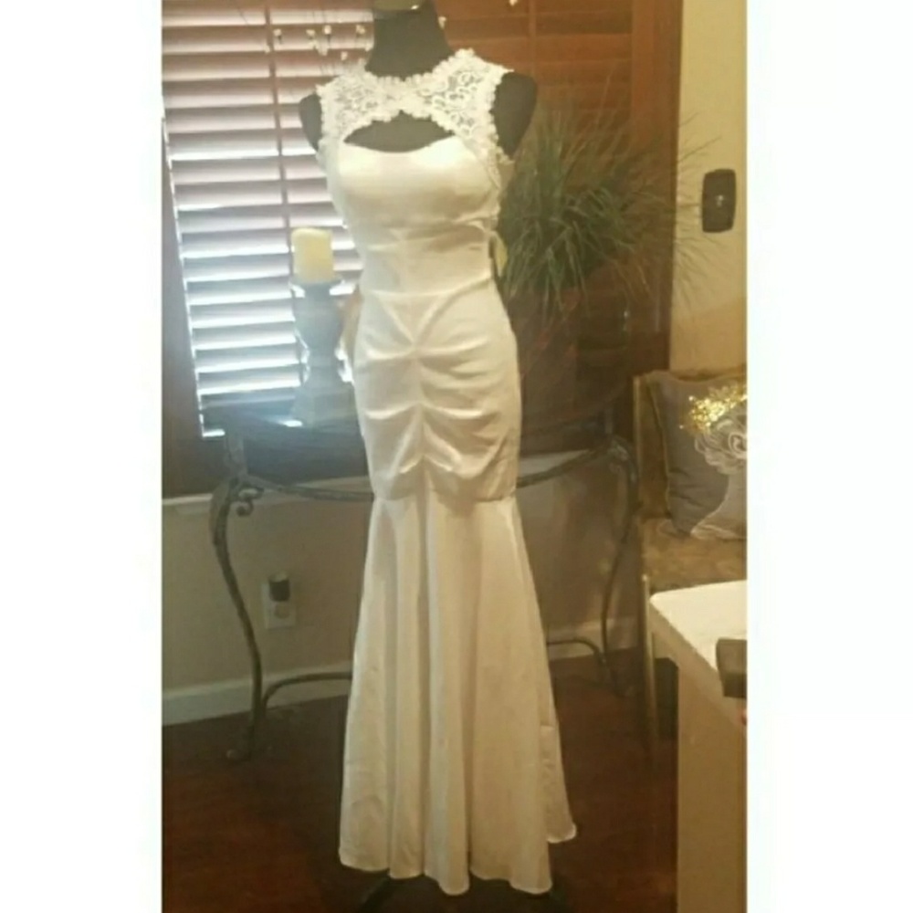NWT Windsor White Lace Mermaid Style Gown🎉